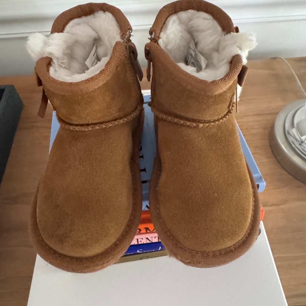 NWOB Koolaburra by Ugg Girl’s Victoria Short Side Zip Boots